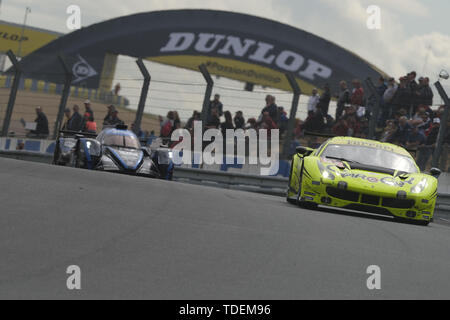 Le Mans, Sarthe, Francia. Il 15 giugno, 2019. Guy Auto Racing Ferrari 488 GTE rider TAKESHI KIMURA (JPN) in azione durante la 87a edizione della 24 Ore di Le Mans dell'ultimo round del FIA World Endurance Championship a Le Sarthe sul circuito di Le Mans - Francia Credito: Pierre Stevenin/ZUMA filo/Alamy Live News Foto Stock