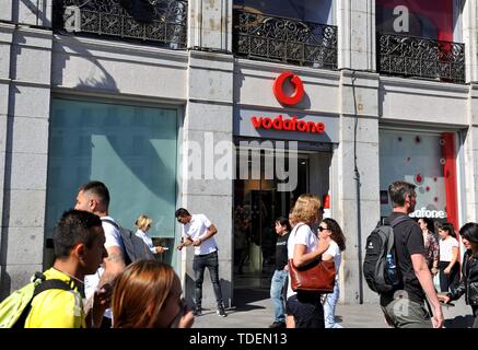 Madrid, Spagna. Il 15 giugno, 2019. I pedoni a piedi passato un negozio di Vodafone Espana in Spagna a Madrid, il 15 giugno 2019. In cooperazione con il cinese telecom giant Huawei, Vodafone Espana sabato laminati fuori il primo commerciale 5G servizi di telefonia mobile in Spagna, rendendolo uno dei primi paesi europei con la velocissima rete mobile in Europa. Credito: Guo Qiuda/Xinhua/Alamy Live News Foto Stock