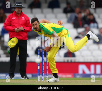 Londra, Regno Unito. Il 15 giugno, 2019. Starc Mitchell di Australia bowling durante lo Sri Lanka v Australia, ICC Cricket World Cup Match, alla Kia ovale, Londra, Inghilterra. Credito: Cal Sport Media/Alamy Live News Foto Stock