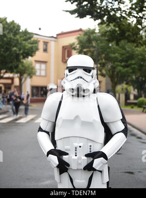 Bottrop, Germania. Il 15 giugno, 2019. Un cosplayer dissimulata come una Star Wars Storm Trooper sorge al Movie Park durante la seconda giornata Cosplay. Sotto il motto "star di film e videogame heroes" più di 300 gli attori si incontrano per infilare il ruolo dei loro eroi preferiti. Credito: Caroline Seidel/dpa/Alamy Live News Foto Stock