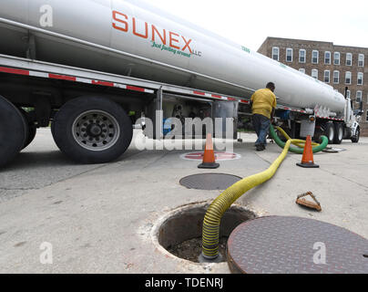 Racine, Wisconsin, Stati Uniti d'America. Il 15 giugno, 2019. LYRONZO Hall offre un carico di benzina da Milwaukee a MJ Petro gas station a Racine, Wisconsin Sabato 15 Giugno 2019. Sebbene i prezzi della benzina sono inferiori negli ultimi giorni, il prezzo del petrolio possono influenzare negativamente i prezzi della benzina come cuocere le tensioni tra Iran e Stati Uniti. Credito: Mark Hertzberg/ZUMA filo/Alamy Live News Foto Stock