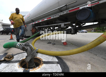 Racine, Wisconsin, Stati Uniti d'America. Il 15 giugno, 2019. LYRONZO Hall offre un carico di benzina da Milwaukee a MJ Petro gas station a Racine, Wisconsin Sabato 15 Giugno 2019. Sebbene i prezzi della benzina sono inferiori negli ultimi giorni, il prezzo del petrolio possono influenzare negativamente i prezzi della benzina come cuocere le tensioni tra Iran e Stati Uniti. Credito: Mark Hertzberg/ZUMA filo/Alamy Live News Foto Stock