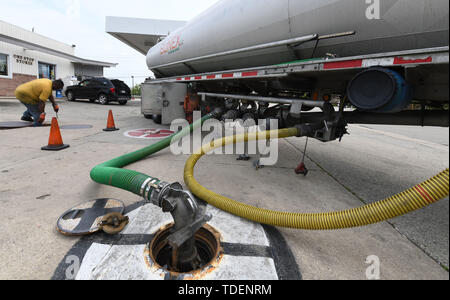 Racine, Wisconsin, Stati Uniti d'America. Il 15 giugno, 2019. LYRONZO Hall offre un carico di benzina da Milwaukee a MJ Petro gas station a Racine, Wisconsin Sabato 15 Giugno 2019. Sebbene i prezzi della benzina sono inferiori negli ultimi giorni, il prezzo del petrolio possono influenzare negativamente i prezzi della benzina come cuocere le tensioni tra Iran e Stati Uniti. Credito: Mark Hertzberg/ZUMA filo/Alamy Live News Foto Stock