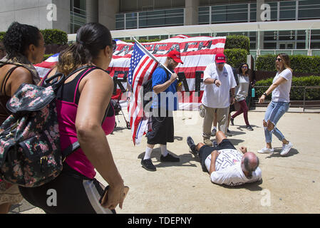 San Diego, CA, Stati Uniti d'America. Il 15 giugno, 2019. San Diego, CA 6152019 |Trump sostenitori stand oltre a Frank Kullen, un Vietnam-era il veterano dell'esercito che hanno cercato di swat una telecamera dalla mano dell'Uomo in camicia blu. Secondo Kullen, l'uomo con la T-shirt bianco poi lo ha colpito a terra. Un rally svoltasi a mezzogiorno a San Diego Federal Courthouse incoraggiati a San Diego i rappresentanti al congresso per aprire un impeachment inchiesta sperando di poter portare avanti procedimenti impeachment contro il Presidente Trump. Credito: ZUMA Press, Inc./Alamy Live News Foto Stock