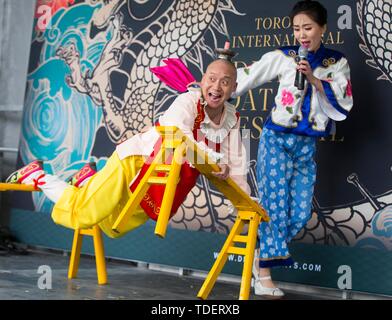 Toronto, Canada. Il 15 giugno, 2019. Artisti eseguono 'i clown' durante la Cina Turismo e cultura settimana a Toronto, in Canada, il 15 giugno 2019. La Cina il turismo e la Settimana della Cultura ha dato dei calci a fuori a Toronto sabato alla vetrina della Cina di paesaggi, cultura e cibo, che attira centinaia di visitatori. Credito: Zou Zheng/Xinhua/Alamy Live News Foto Stock