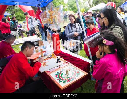 Toronto, Canada. Il 15 giugno, 2019. I visitatori osservano da vicino i dipinti di zucchero durante la Cina Turismo e cultura settimana a Toronto, in Canada, il 15 giugno 2019. La Cina il turismo e la Settimana della Cultura ha dato dei calci a fuori a Toronto sabato alla vetrina della Cina di paesaggi, cultura e cibo, che attira centinaia di visitatori. Credito: Zou Zheng/Xinhua/Alamy Live News Foto Stock