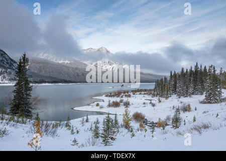 Il lago in inverno, Spray serbatoio dei laghi, Spray Valle dei Laghi del Parco Provinciale, Canmore, Kananaskis, Alberta, Canada Foto Stock