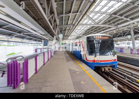 Sky train bangkok proveniente in stazione Foto Stock