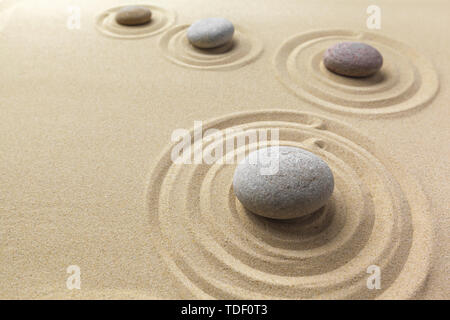 Giardino Zen di meditazione sullo sfondo di pietra Foto Stock