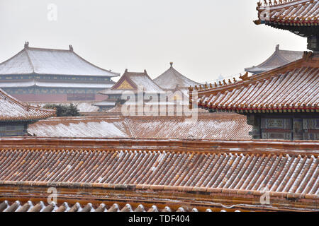Dopo la neve la Città Proibita, dopo una neve a Pechino la Città Proibita è diventato bianco e i tetti, ringhiere, torri angolari e le mura della città ha dimostrato la stabilità dell'atmosfera attraverso il vento e il gelo. Foto Stock