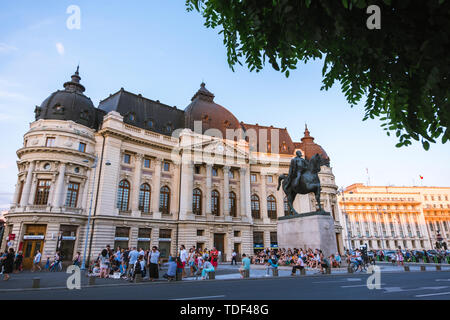 Bucarest, Romania - 14 Luglio 2018: persone si sono radunate davanti alla Biblioteca Centrale Università di Bucarest per visualizzare la mostra durante la B-montare nel Foto Stock
