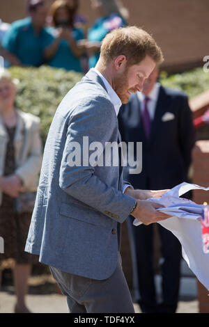 Il principe Harry visite Barton quartiere nel centro di Oxford. Al centro il duca incontra un gruppo di giovani che partecipano a un'attività e poi visita il banco alimentare e comunità cafe: il principe Harry, duca di Sussex Dove: Londra, Regno Unito quando: 14 maggio 2019 Credit: Phil Lewis/WENN.com Foto Stock