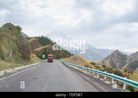 Un autocarro pesante si sposta lentamente sulla strada Panshan sotto Xiaolongchi Su Doku Road Foto Stock