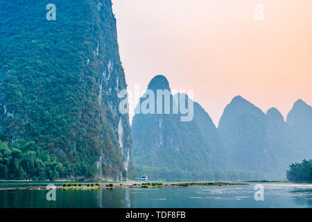 Rilievi carsici paesaggio in Yangshuo, Guilin, Guangxi, Cina Foto Stock