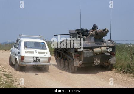 Paracadutisti tedeschi luce serbatoio Wiesel con un belga motociclista durante la NATO AMF (Allied Mobile Force) esercizi in italia meridionale Foto Stock