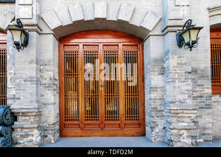 Il cinese di porte e finestre, fotografato in East Street residence nella città antica di Pingyao, nella provincia di Shanxi Foto Stock