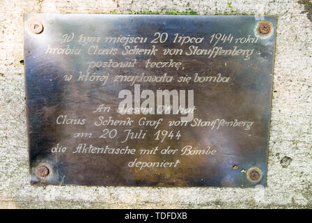 Lapide commemorativa del 20 luglio trama su un sito della briefing room, dove Claus von Stauffenberg impostare una bomba, in Wolfsschanze (Wolf's Lair) in Gierloz, Polonia. Foto Stock