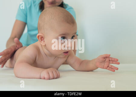 Carino piccolo bimbo senza un pannolino guarda lontano a sorpresa Foto Stock