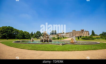 Una vista a sud del derelict Witley Court con la fontana restaurata Perseus e Andromeda nel Worcestershire, Inghilterra Foto Stock