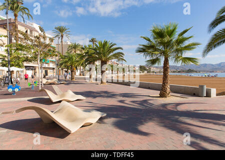 Puerto de Mazarron Spagna i visitatori godere la bella spiaggia di spagnolo, palme e sole invernale Foto Stock