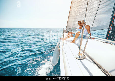 Romanticismo su una nave da crociera in estate - coppia giovane costeggiata su uno yacht Foto Stock