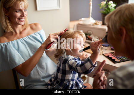 Bambina con la mamma e la nonna abbellisce Foto Stock