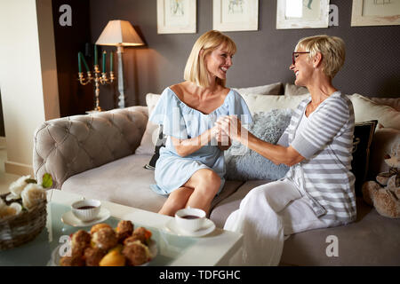 Chiudere due amiche in camera godendo insieme Foto Stock