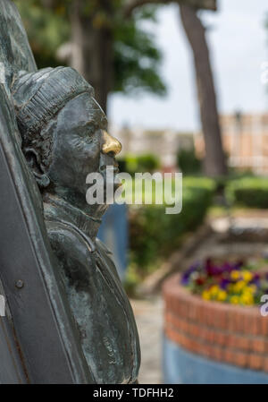 Statua del busto di Lawrence Durrell a Corfù Foto Stock