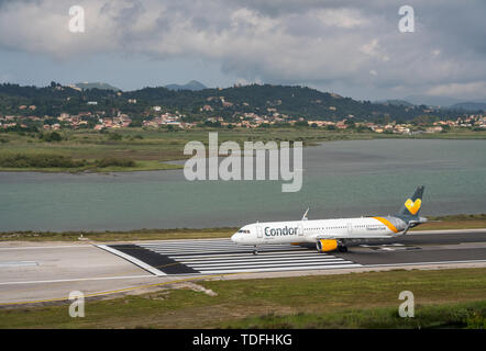 Airbus A321 di Condor e Thomas Cook sulla pista di Corfù Foto Stock