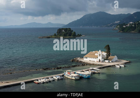 Vlacherna Monastery vicino all'aeroporto sull'isola di Corfu Foto Stock