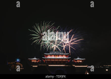 Fuochi d'artificio blooming cinese sopra gli antichi edifici Foto Stock