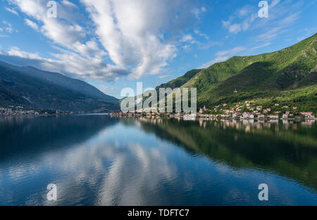 Città di Prcanj sulla Baia di Kotor in Montenegro Foto Stock