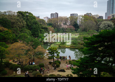 Rikugi-en è un parco metropolitano di Tokyo a Bunkyō-ku. Il nome Rikugi-en significa Giardino dei sei principi, Foto Stock