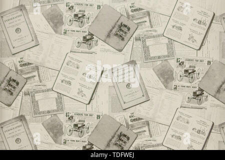 Sfondo di vecchi giornali. Texture di sfondo, vista dall'alto, offuscata Foto Stock