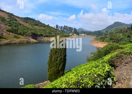 Fiume Meghamalai e alte montagne ondulate Foto Stock