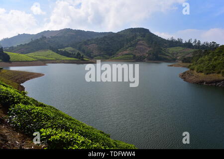 Fiume Meghamalai e alte montagne ondulate Foto Stock