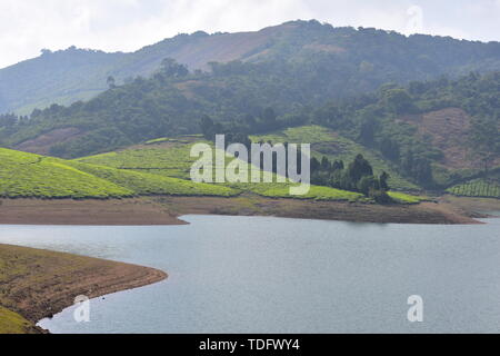 Fiume Meghamalai e alte montagne ondulate Foto Stock