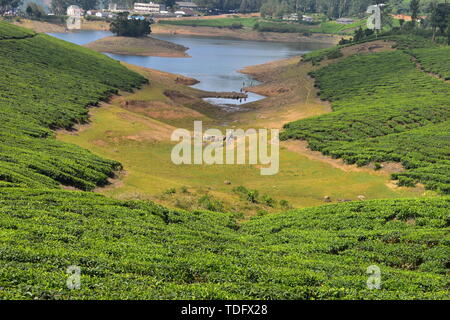 Fiume Meghamalai e alte montagne ondulate Foto Stock