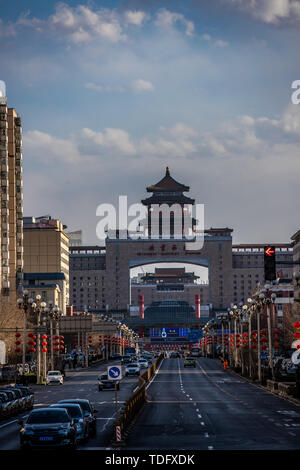 Parole chiave Pechino sunset city Yuyuantan centrale torre TV picture coperchio a vite senza fine è master worm immagine schermo aperto ti aspetta per prelevare la città insieme con la tua città a prendere una foto di gruppo all'alba, twilight outdoor city, il lago di Ponte Foto Stock