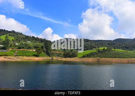 Fiume Meghamalai e alte montagne ondulate Foto Stock