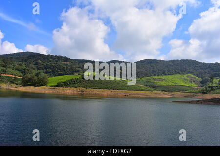 Fiume Meghamalai e alte montagne ondulate Foto Stock