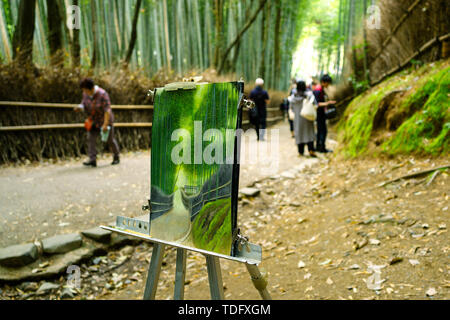 Un uomo dipinge un paesaggio della Foresta di Bamboo, o Arashiyama Bamboo Grove o Sagano Bamboo Forest Kyoto Giappone Foto Stock