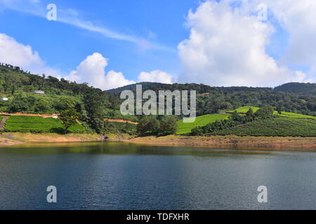 Fiume Meghamalai e alte montagne ondulate Foto Stock