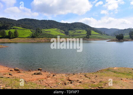 Fiume Meghamalai e alte montagne ondulate Foto Stock