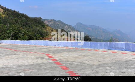 Strada per Meghamalai colline con tornanti Foto Stock