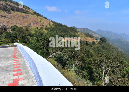 Strada per Meghamalai colline con tornanti Foto Stock