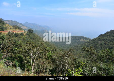 Vista della Valle Cumbam da Meghamalai colline in Tamil Nadu Foto Stock