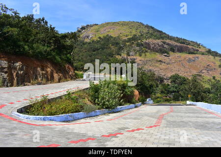 Strada per Meghamalai colline con tornanti Foto Stock