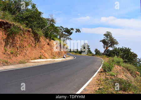 Strada per Meghamalai colline con tornanti Foto Stock