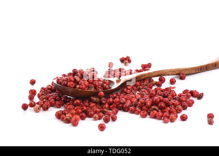 Peperoncino piselli su una tavola di legno cucchiaio culinaria isolato su uno sfondo bianco. Foto Stock